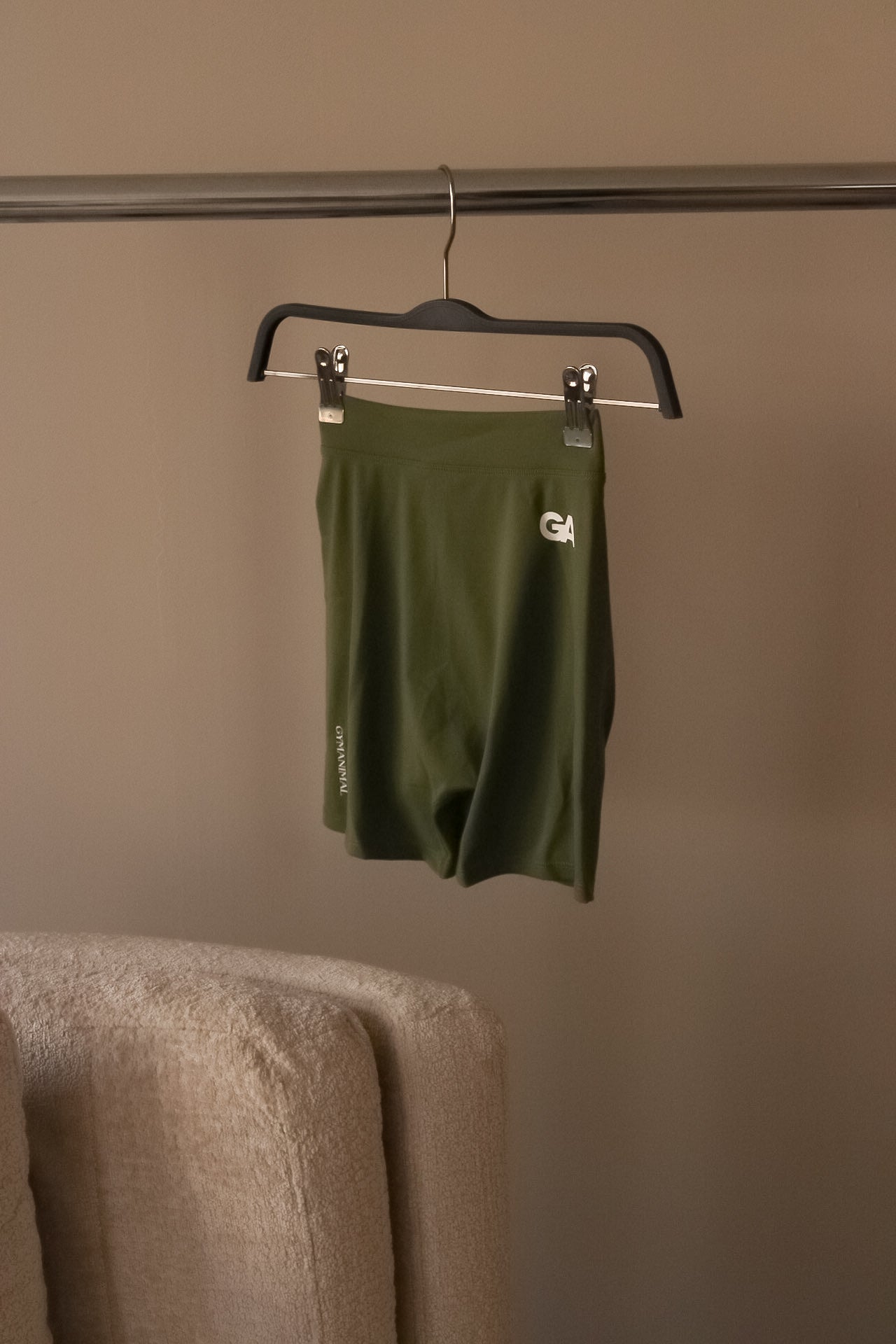 V-cut Scrunch Short Army Green