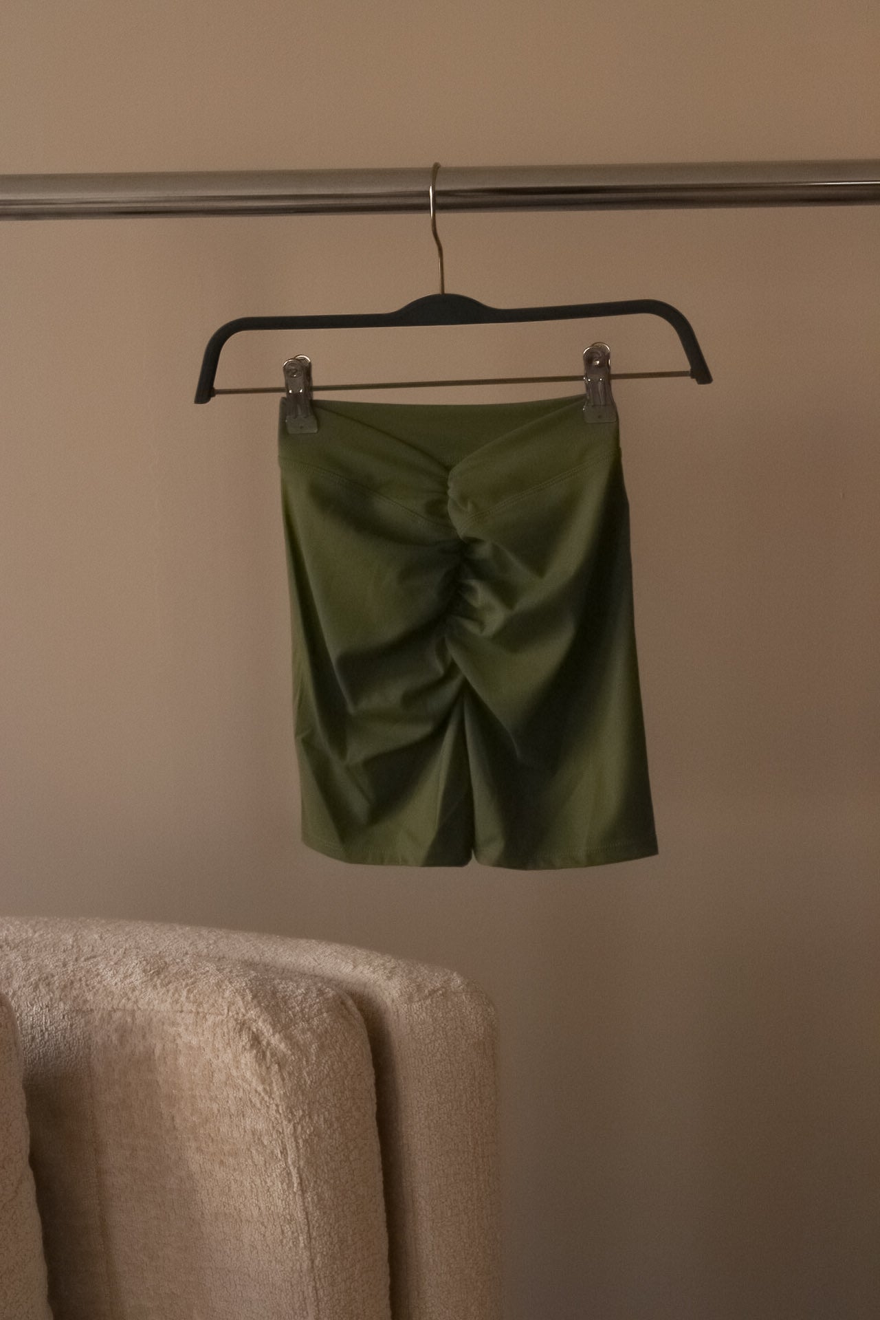 V-cut Scrunch Short Army Green