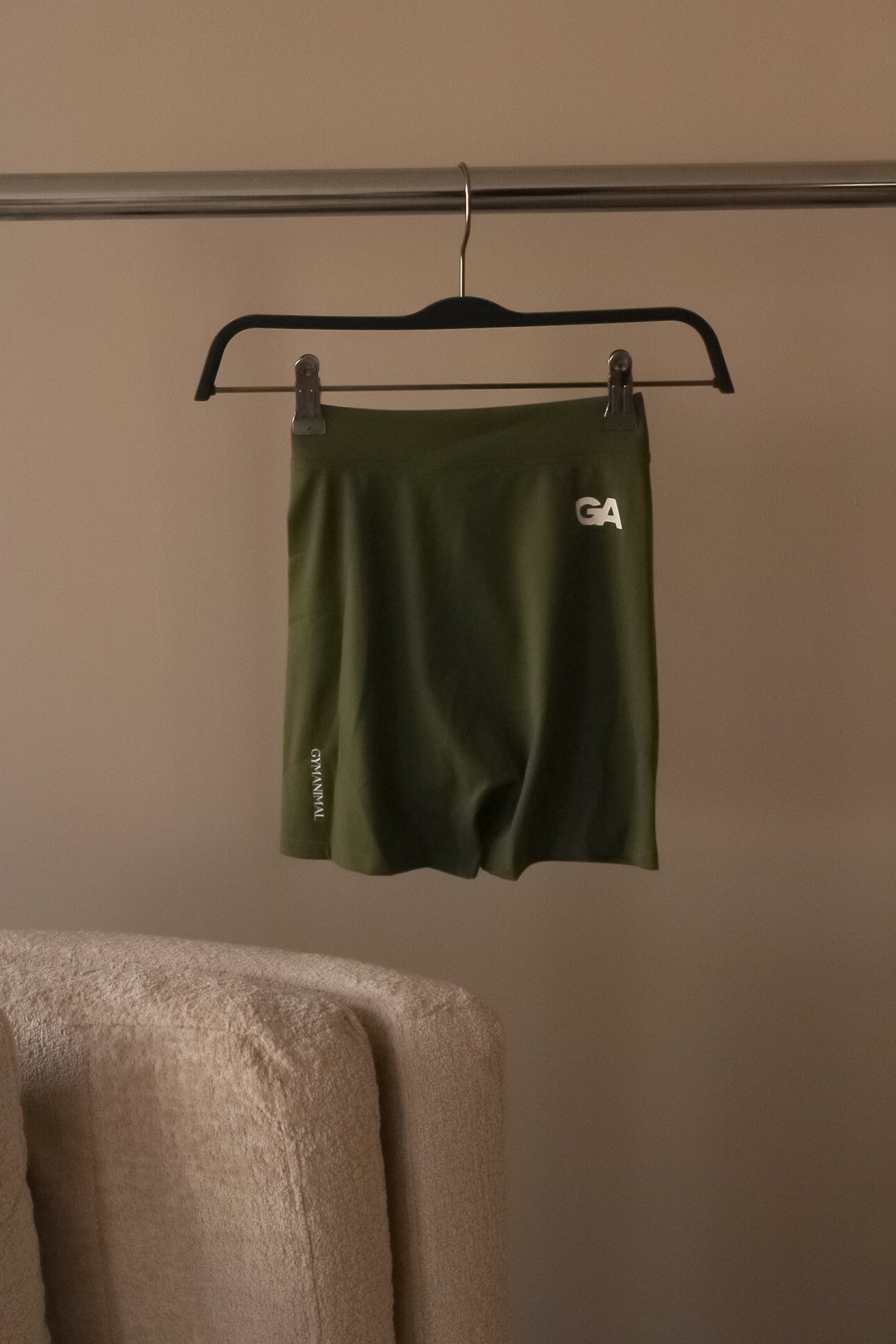 V-cut Scrunch Short Army Green
